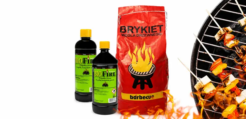 Grillowanie na węglu drzewnym w ogrodzie, pyszne potrawy i letnia atmosfera.